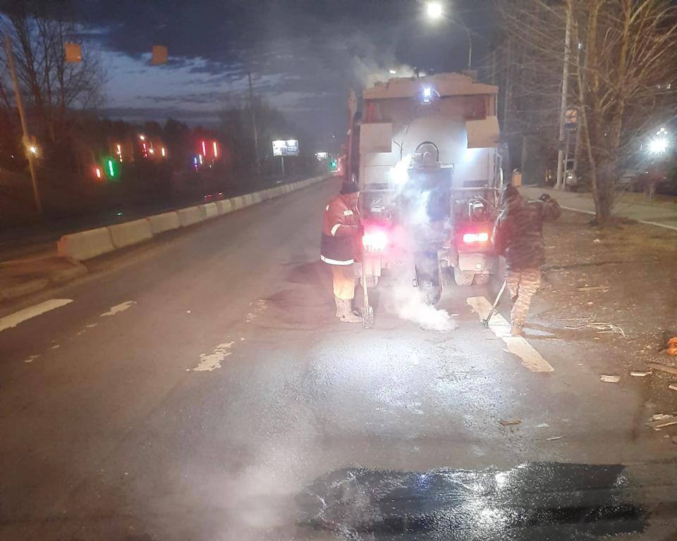 Пока по ночам сохраняется отрицательная температура, дорожники выходят с литым асфальтобетоном на городские улицы Технология...
