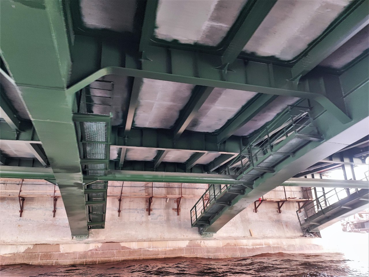 На Биржевом мосту завершен весь спектр строительно-монтажных работ. Отремонтированы стационарные и разводное пролетные строен...