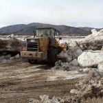 Дорожники восстанавливают проезд по региональной дороге в Прибайкальском районе. Ото льда расчищено 1,5 км дороги.   19 апрел...
