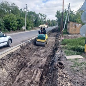 Ямальские дорожники продолжают восстановление дорог в Волновахе   На Железнодорожном переулке сейчас основной упор на пешеход...