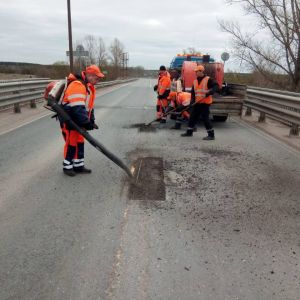 На дорогах Кировской области продолжается ямочный...