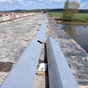 В селе Лаклы Салаватского района продолжается ремонт моста через р. Ай.   На сегодняшний день работы ведутся по правой полосе...