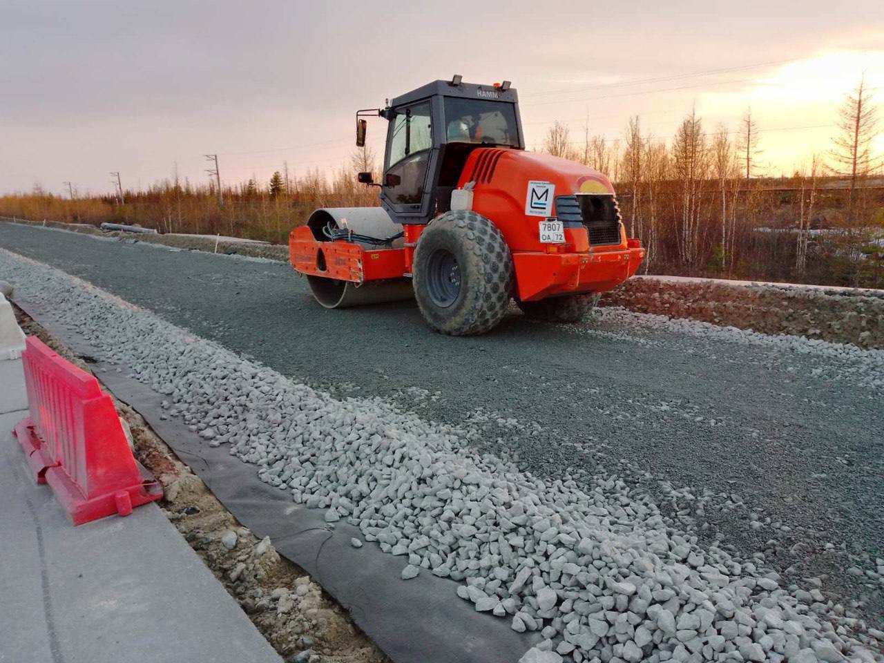 На участке Пуровск-Коротчаево дорожники готовят основание для укладки асфальта Участок ремонтируют в рамках нацпроекта «Безоп...