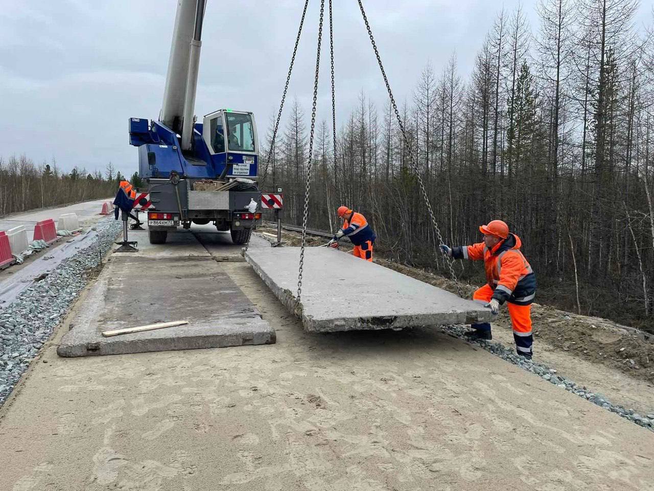 На участке Пуровск-Коротчаево дорожники готовят основание для укладки асфальта Участок ремонтируют в рамках нацпроекта «Безоп...