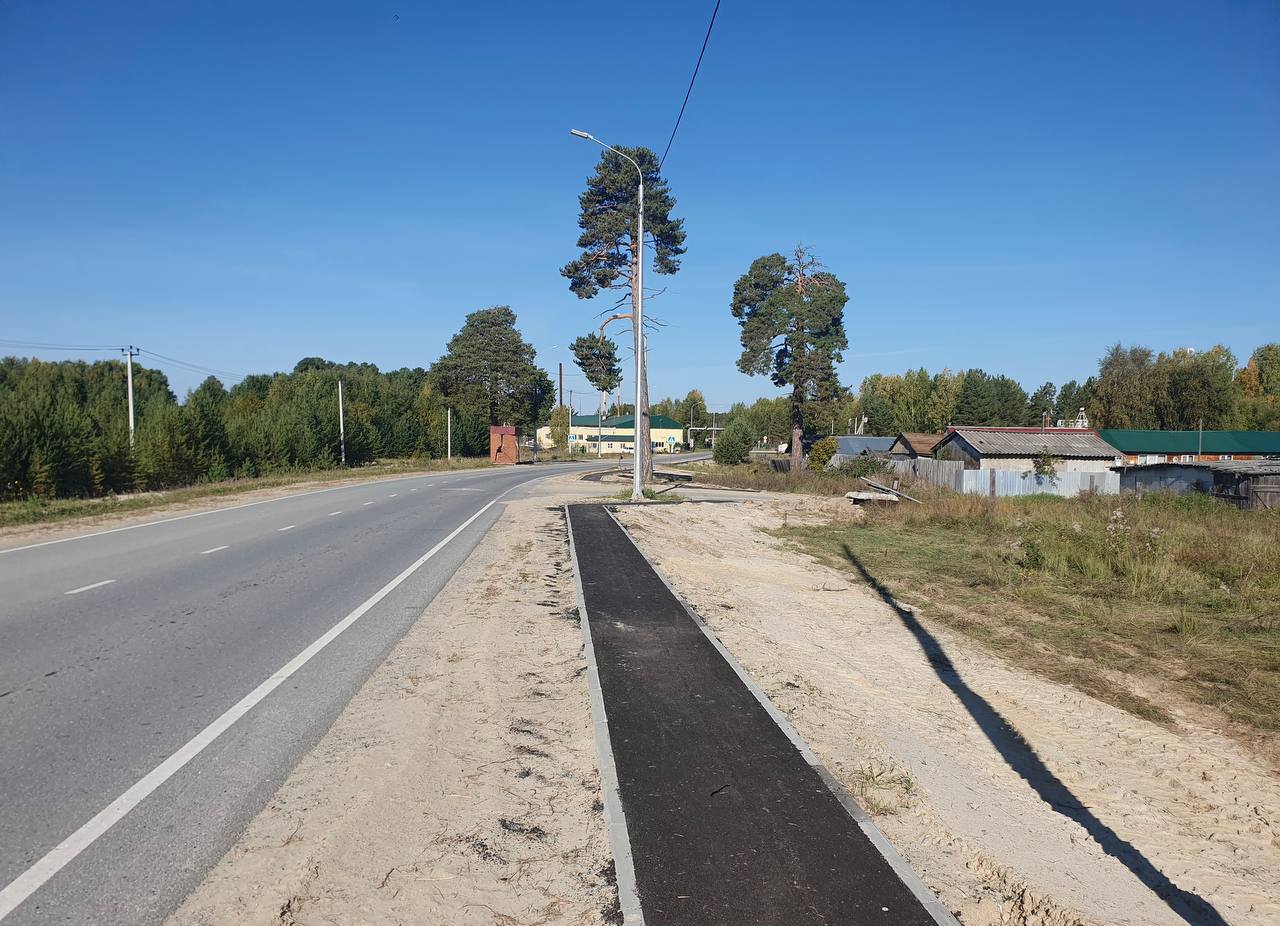 На подъезде к деревне Ушья по просьбам жителей построили тротуары В Кондинском районе Югры благодаря национальному проекту «Б...