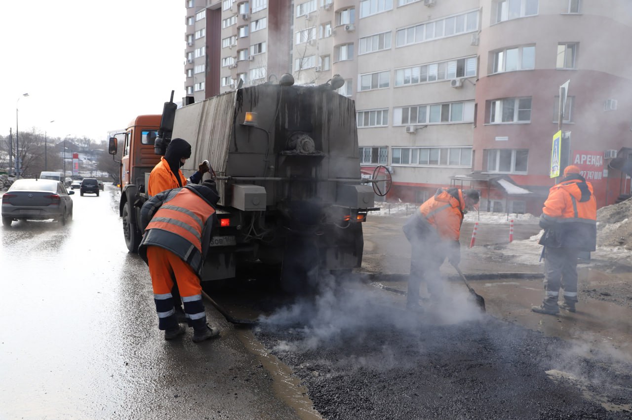 Аварийно-ямочный ремонт выполнен на 36 объектах улично-дорожной сети Самары: работы продолжаются в 2 сменыПока не сойдет снег...