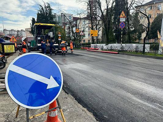 В Сочи в рамках нацпроекта «Безопасные качественные дороги» ремонт ведется в соответствии с требованиями доступной средыНа се...