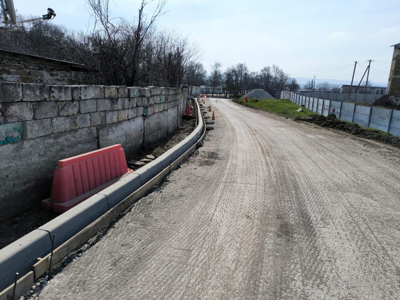 В рамках национального проекта «Безопасные качественные дороги» в Республике Крым ведутся ремонтные работы участка дороги общ...