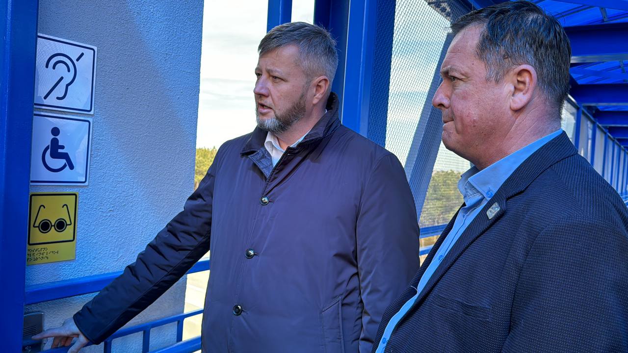 На Камышовом шоссе завершились работы по строительству трех надземных пешеходных переходовНадземные пешеходные переходы  расп...