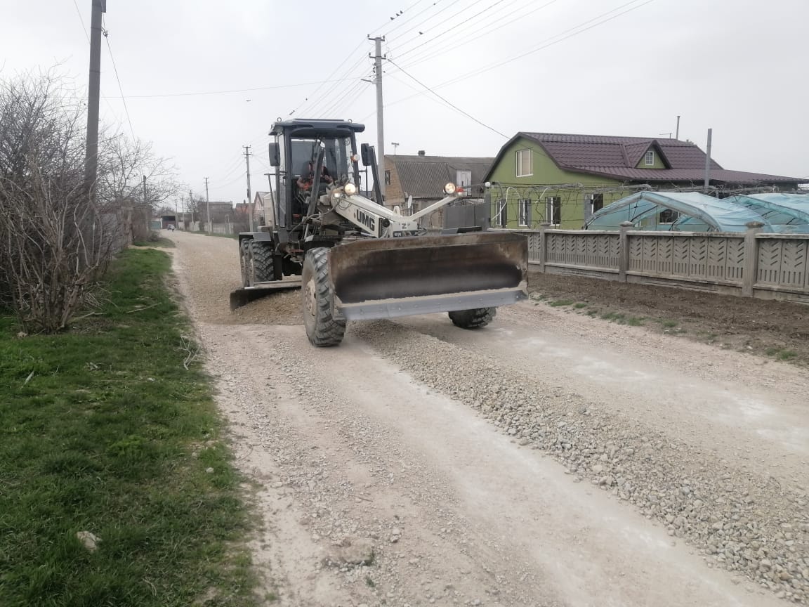 В муниципальных образованиях продолжаются работы по профилированию гравийных и грунтовых дорог. В полной мере работы завершен...