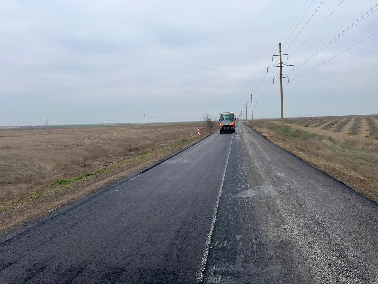 В рамках национального проекта «Безопасные качественные дороги» в Республике Крым ведутся работы по ремонту участка дороги об...