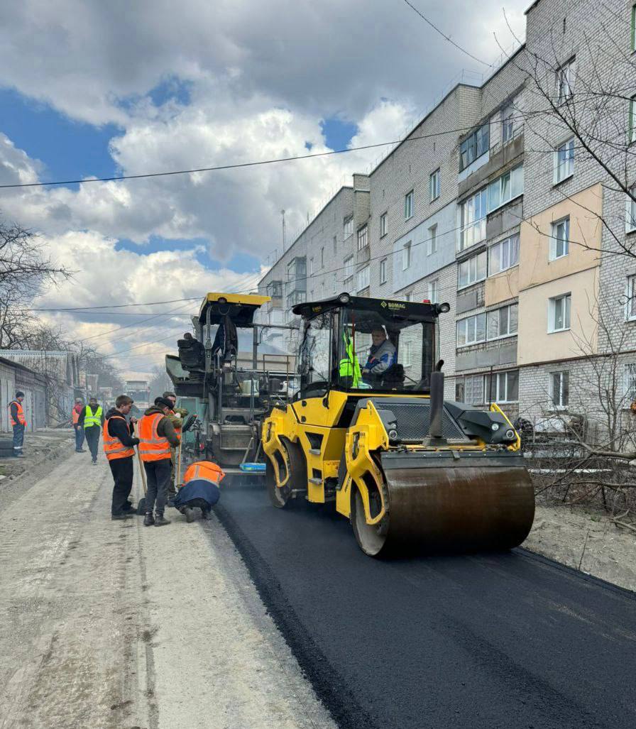 На улицах Волновахи укладывают первые тонны ямальского асфальта90% нижнего слоя покрытия из асфальтобетона уже уложили на Жел...