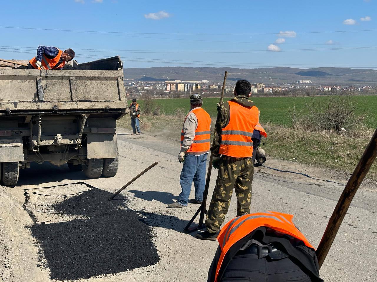 Не прекращаются работы по содержанию автодорог республики. На днях дорожные рабочие провели замену ливневой решетки на пересе...