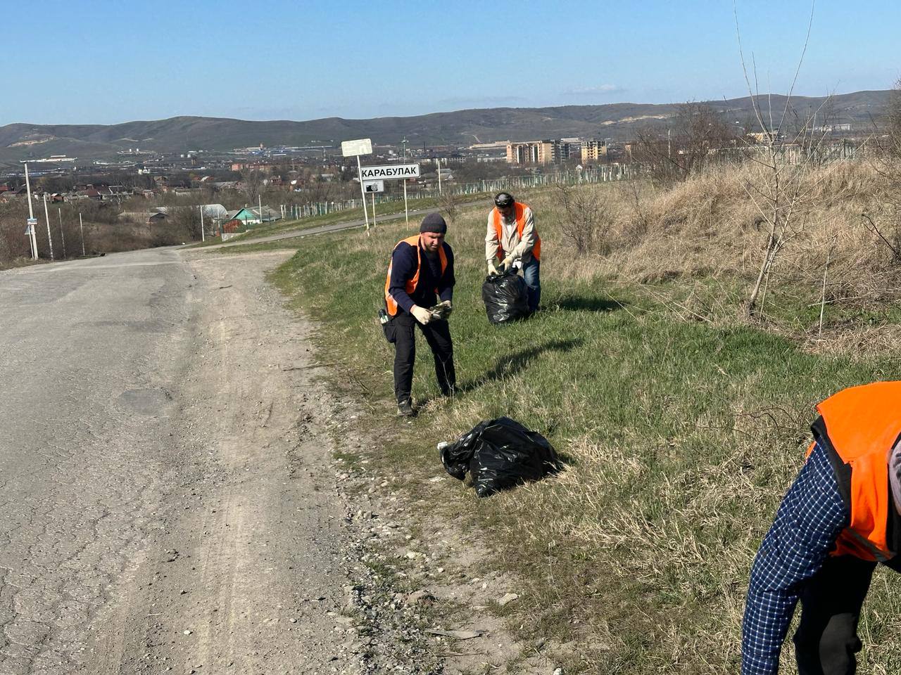 Не прекращаются работы по содержанию автодорог республики. На днях дорожные рабочие провели замену ливневой решетки на пересе...