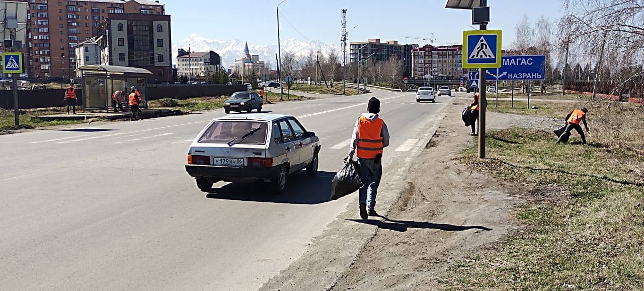 Не прекращаются работы по содержанию автодорог республики. На днях дорожные рабочие провели замену ливневой решетки на пересе...