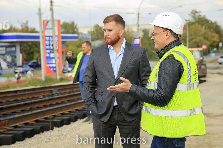 На путепроводе по проспекту Ленина со стороны улицы Кулагина укладывают рельсыСпециалисты МУП «Горэлектротранс» в течение мес...