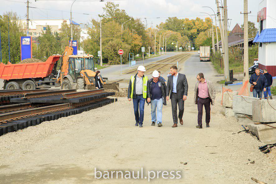 На путепроводе по проспекту Ленина со стороны улицы Кулагина укладывают рельсыСпециалисты МУП «Горэлектротранс» в течение мес...