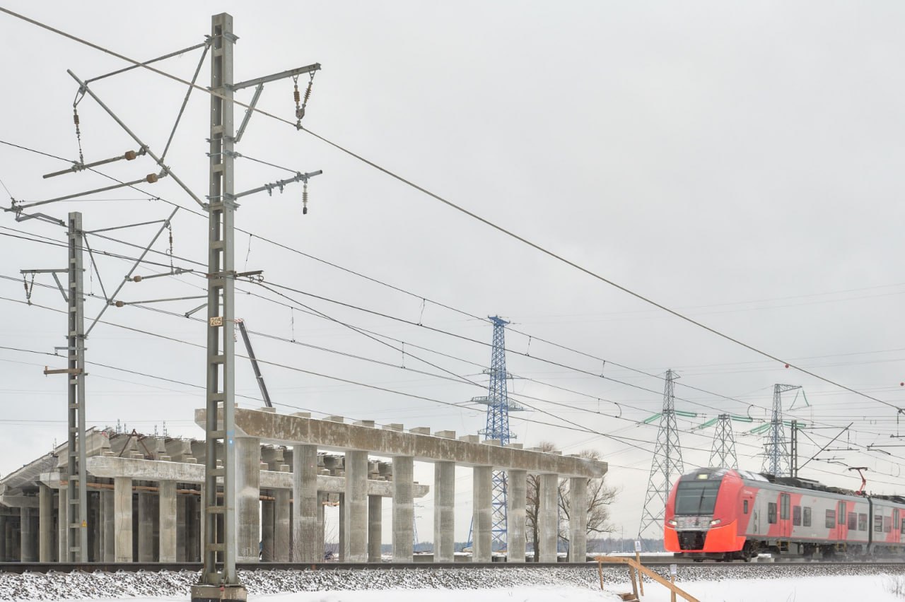 На 2-м пусковом комплексе головного участка М-12, от Московского скоростного диаметра до ЦКАД, дорожники ведут активные работ...