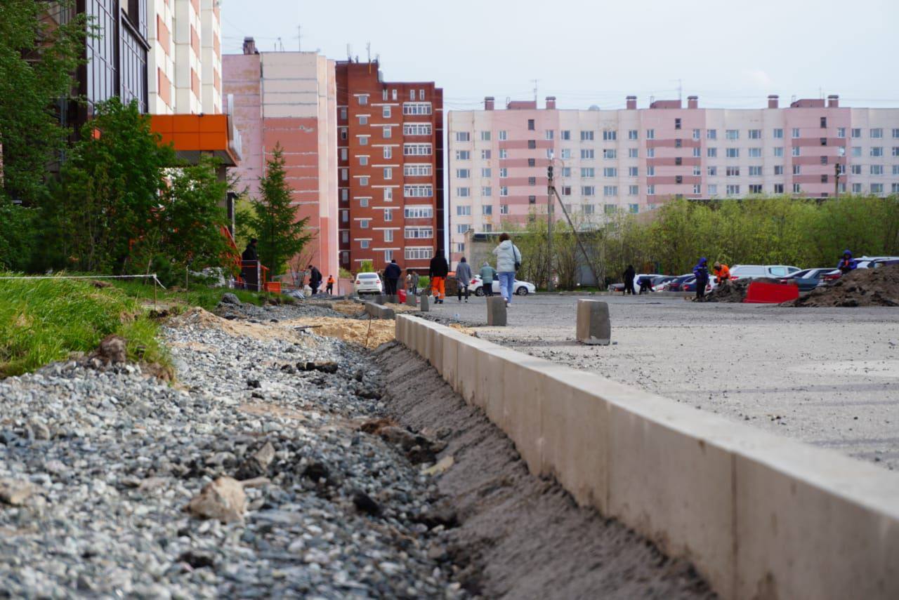 В мкр. Мирный Нового Уренгоя капитально отремонтируют внутриквартальный проезд вдоль домов 1/8, 2/2, 2/3, 8/1: тротуары, вход...