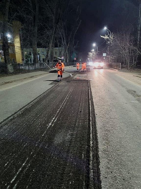 С сегодняшнего дня начинаем работать на дорогах горячим асфальтобетоном – большими картами будем восстанавливать покрытие. Он...