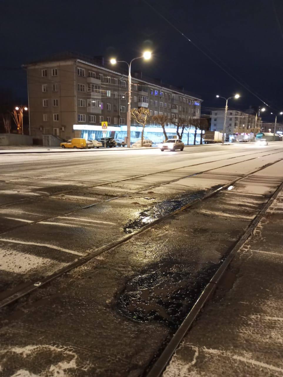 Аварийно-ямочный ремонт дорог продолжается. Пока по ночам сохраняется минус, дорожные службы устраняют опасные дефекты с помо...