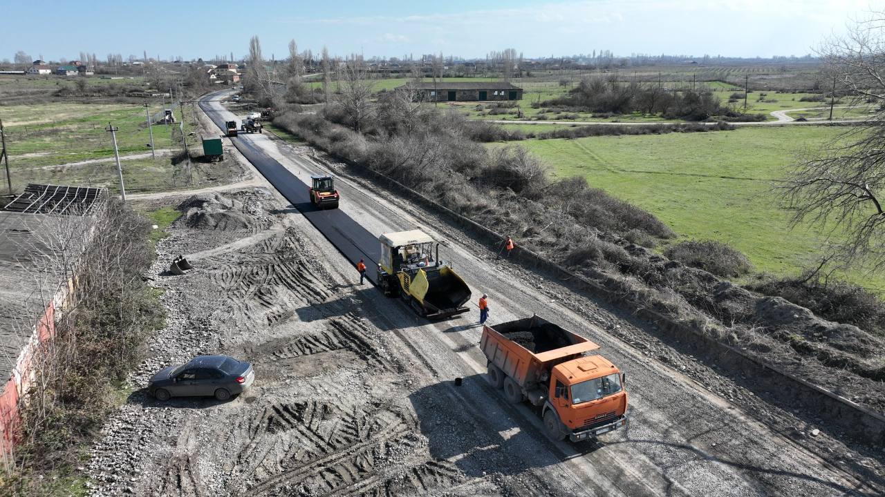 В рамках реализации госпрограммы Минтранса РД в Магарамкентском районе продолжается ремонт автомобильной дороги «Ходжа - Казм...