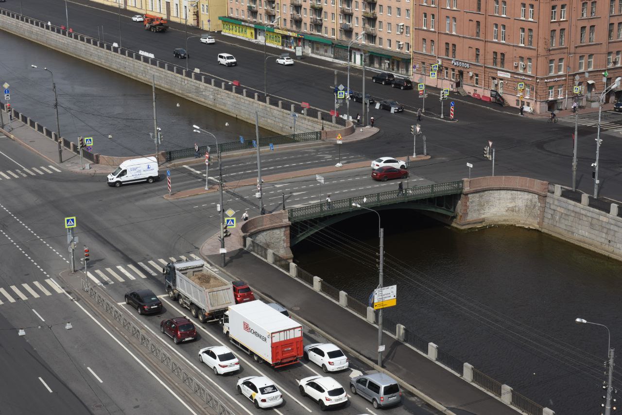 На Варшавском мосту через Обводный канал начинается ремонт асфальтобетонного покрытия.В связи с этим движение на переправе бу...