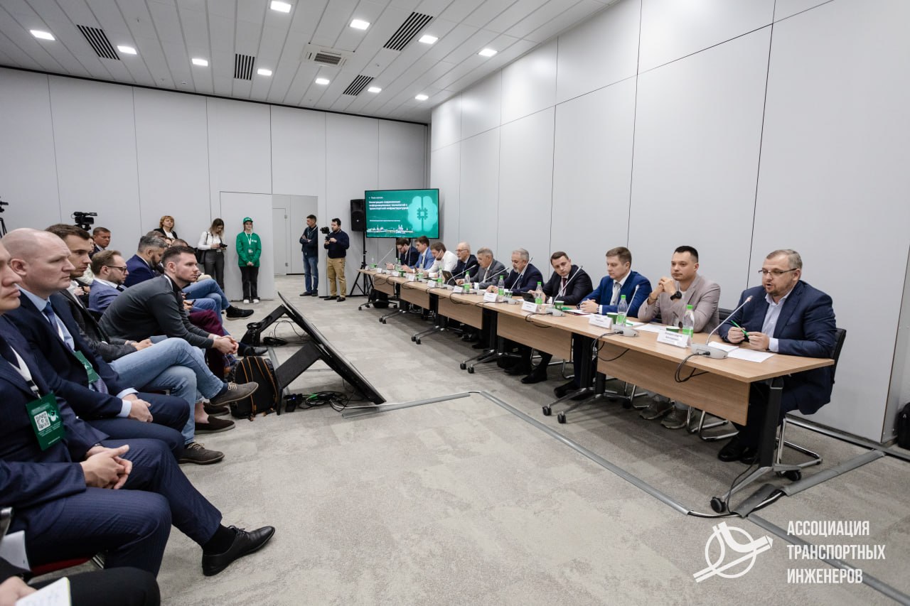 #KDW2023Сегодня на форуме Kazan Digital Week 2023 президент Ассоциации транспортных инженеров Султан Жанказиев провёл два кру...