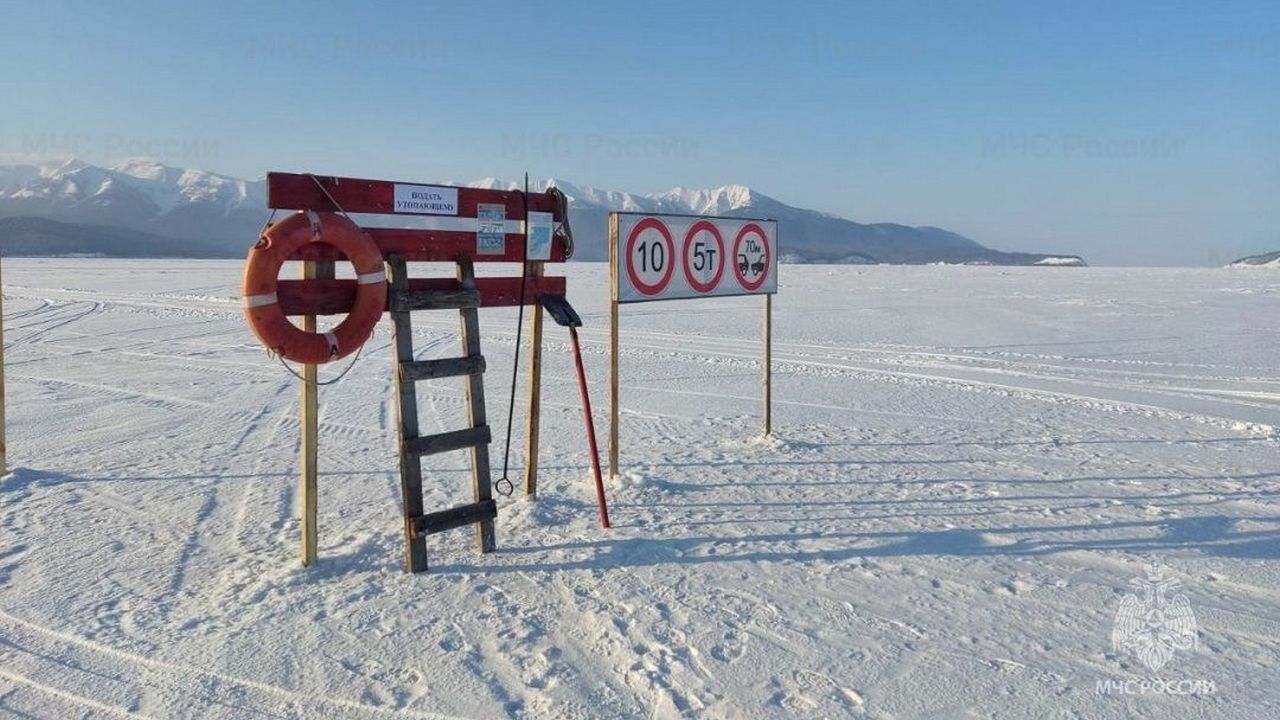 В Прибайкальском районе открыли временную ледовую переправу через реку Селенгу В Татаурово на региональной автодороге Татауро...