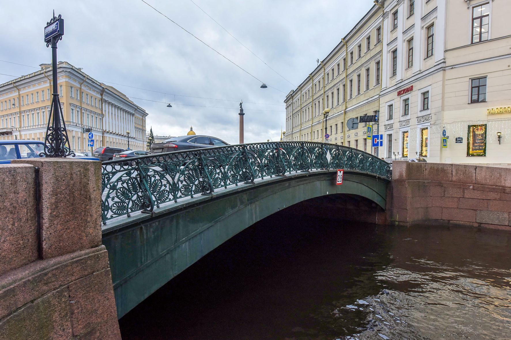 6 декабря 1840 года был торжественно открыт Певческий мост. Первым по мосту проехал в экипаже сам император Николай I.Существ...