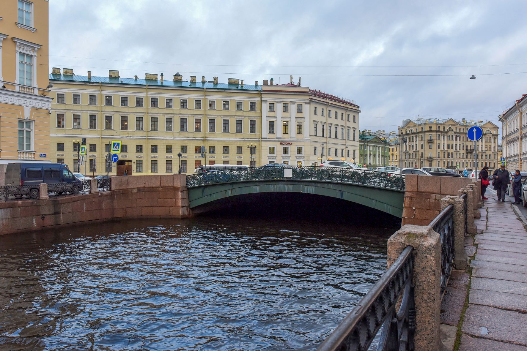 6 декабря 1840 года был торжественно открыт Певческий мост. Первым по мосту проехал в экипаже сам император Николай I.Существ...