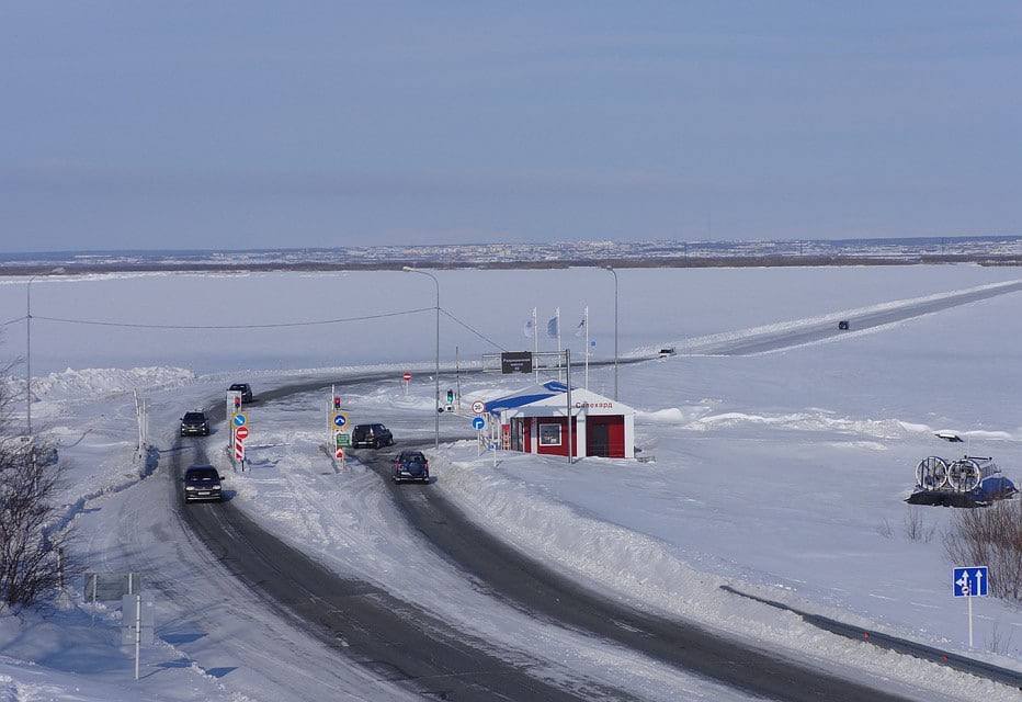 Сегодня на ледовой переправе через реку Обь между городами Салехард и Лабытнанги повышена грузоподъёмность до 15 тонн для в...