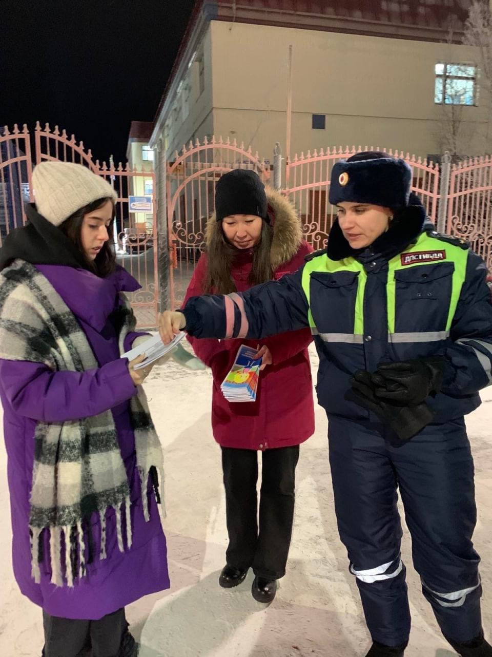 Сегодня на ледовой переправе через реку Обь между городами Салехард и Лабытнанги повышена грузоподъёмность до 15 тонн для в...