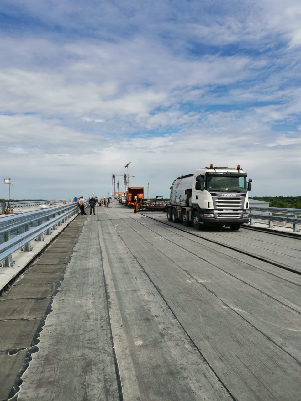 В августе дорожники завершат укладку асфальтобетона на вантовом мосту через Оку на М-12. Предварительно обеспечив гидроизоляц...