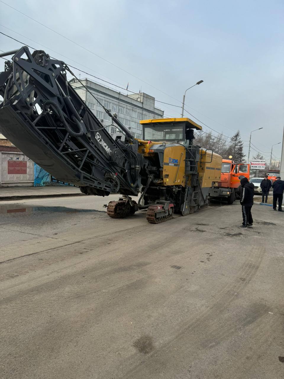 Приступили к ремонту ул. Копылова На участке от ул. Робеспьера до ул. Академика Киренского заменим асфальт и старый бордюр. Р...