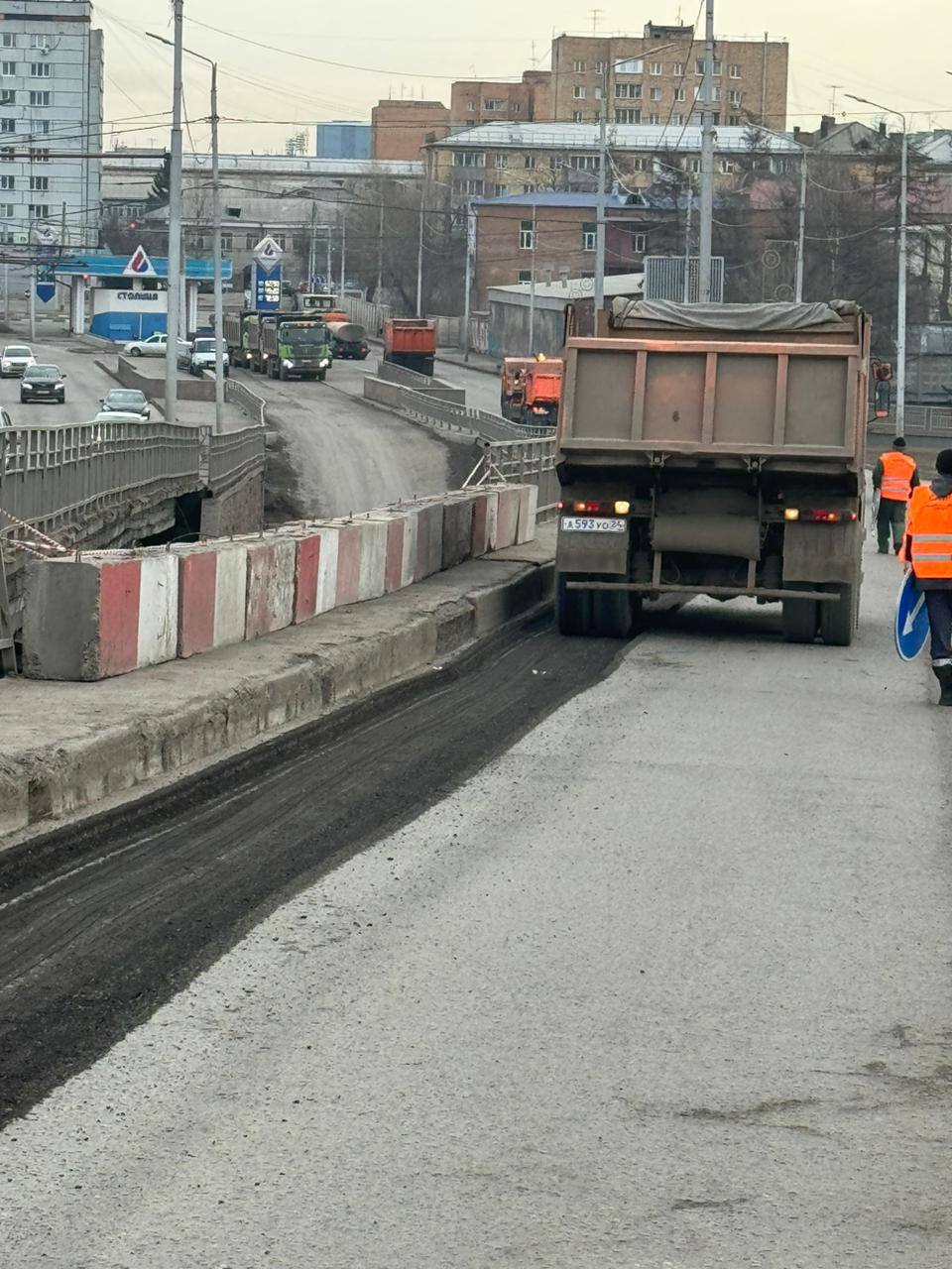 Приступили к ремонту ул. Копылова На участке от ул. Робеспьера до ул. Академика Киренского заменим асфальт и старый бордюр. Р...