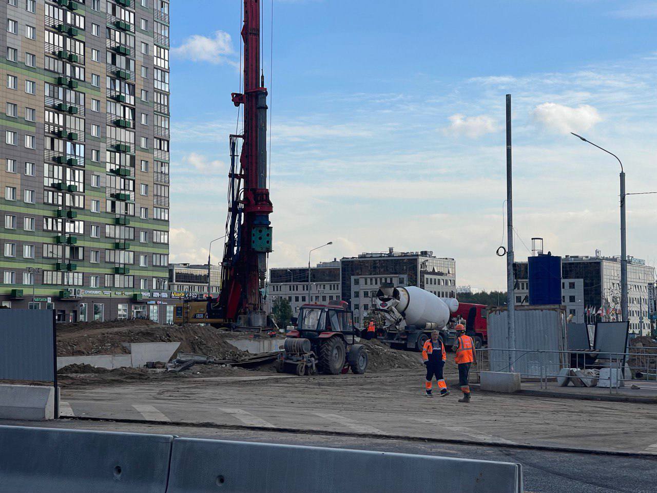 В подмосковной Аникеевке приступили к устройству опор путепровода № 1-6 со стороны Новорижского шоссе – сейчас строители пров...