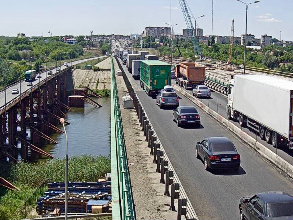 На новом мосту через реку Северский Донец на М-4 «Дон» смонтировано пролетное строениеВ Ростовской области на мосту через Сев...