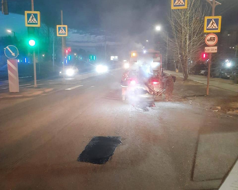 Пока по ночам сохраняется отрицательная температура, дорожники выходят с литым асфальтобетоном на городские улицы Технология...