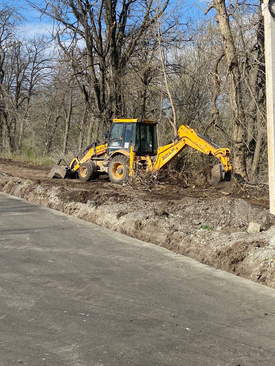 В Волновахе на Железнодорожном переулке дорожники приступили к подготовке земляного полотна для устройства тротуаров.