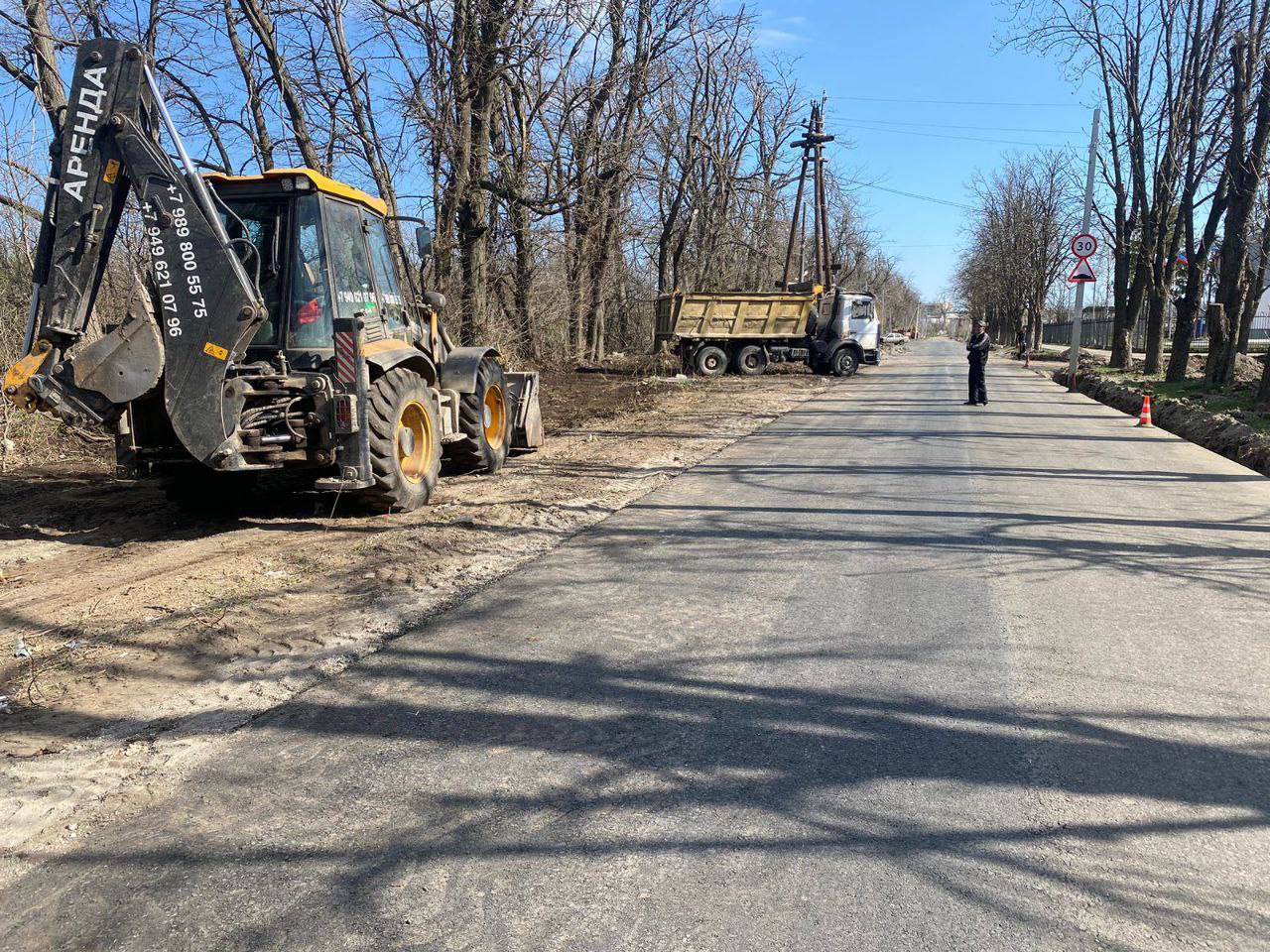 В Волновахе на Железнодорожном переулке дорожники приступили к подготовке земляного полотна для устройства тротуаров.