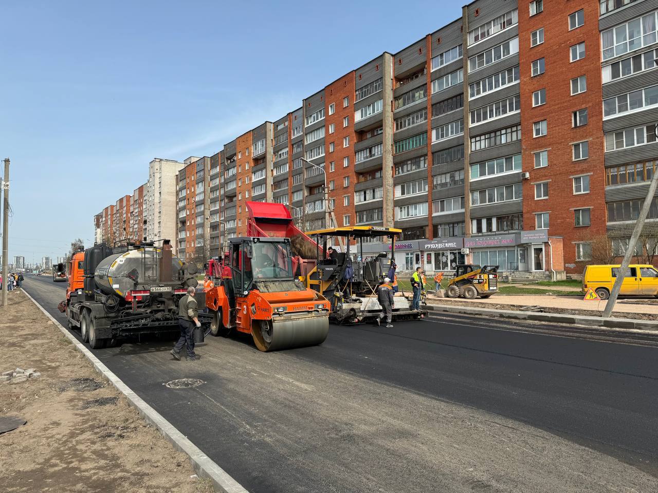 В Пскове началось асфальтирование участка улицы Юбилейной. Ремонт ведется в рамках президентского нацпроекта «Безопасные каче...