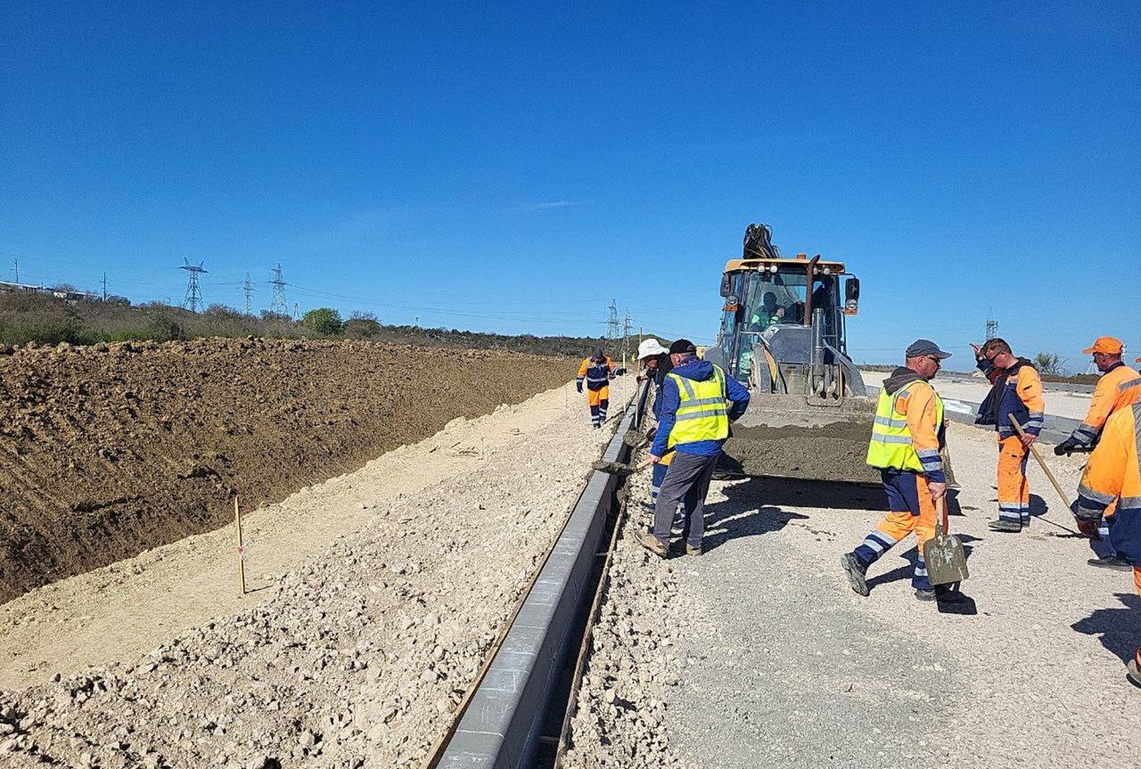 В Крыму активно ведутся работы по строительству подъездной дороги к железнодорожной станции Керчь-Южная. Работы ведутся в рам...