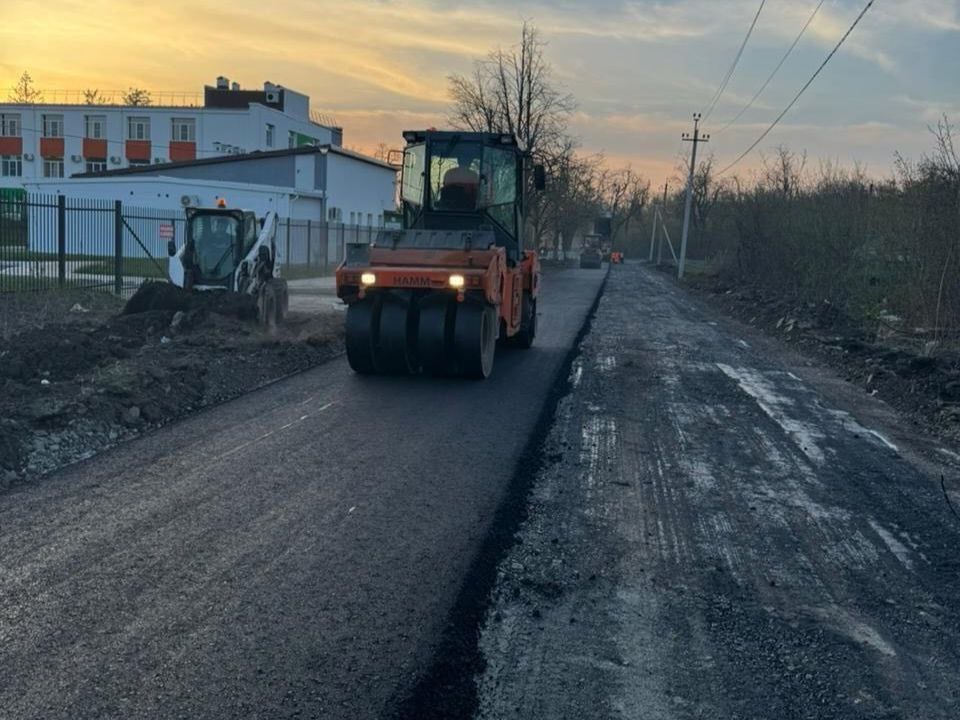 Ямал продолжает восстановление дорог в ВолновахеВ этом году Ямало-Ненецким автономным округом запланировано в подшефной Волно...