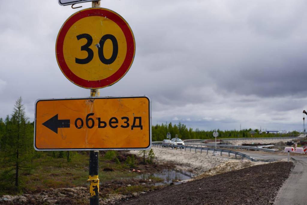 В Лимбяяхе продолжаются дорожные работы На подъездной дороге продолжается работа. Здесь укрепят обочины, установят освещение....