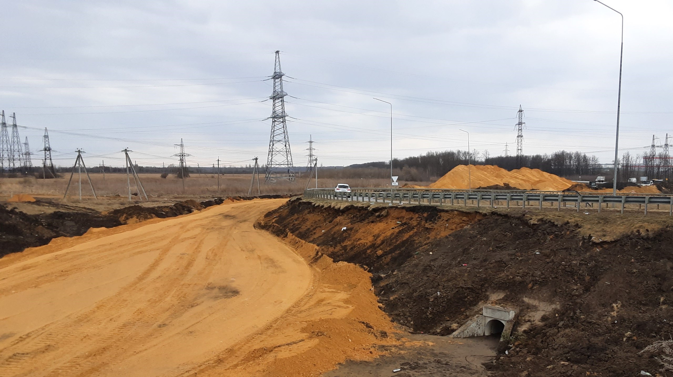 Вид с развязки Восточного обхода с Грязинской трассой на участок строительства новой дороги. Уже в этом году тут ляжет 4-кило...