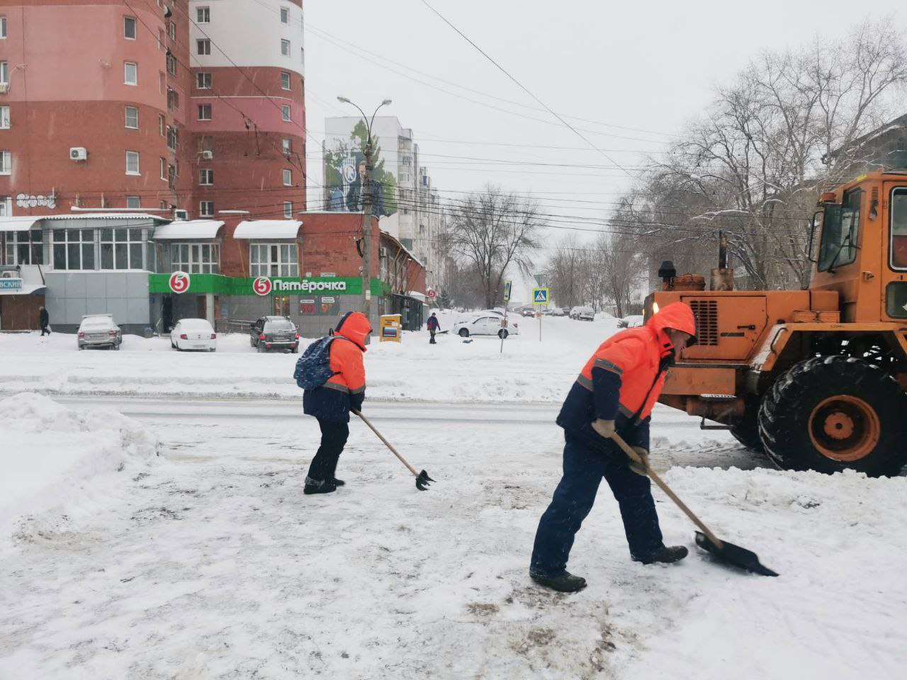 В Советском районе продолжаются работы по содержанию территорий в зимний период Очистка остановок общественного транспорта по...