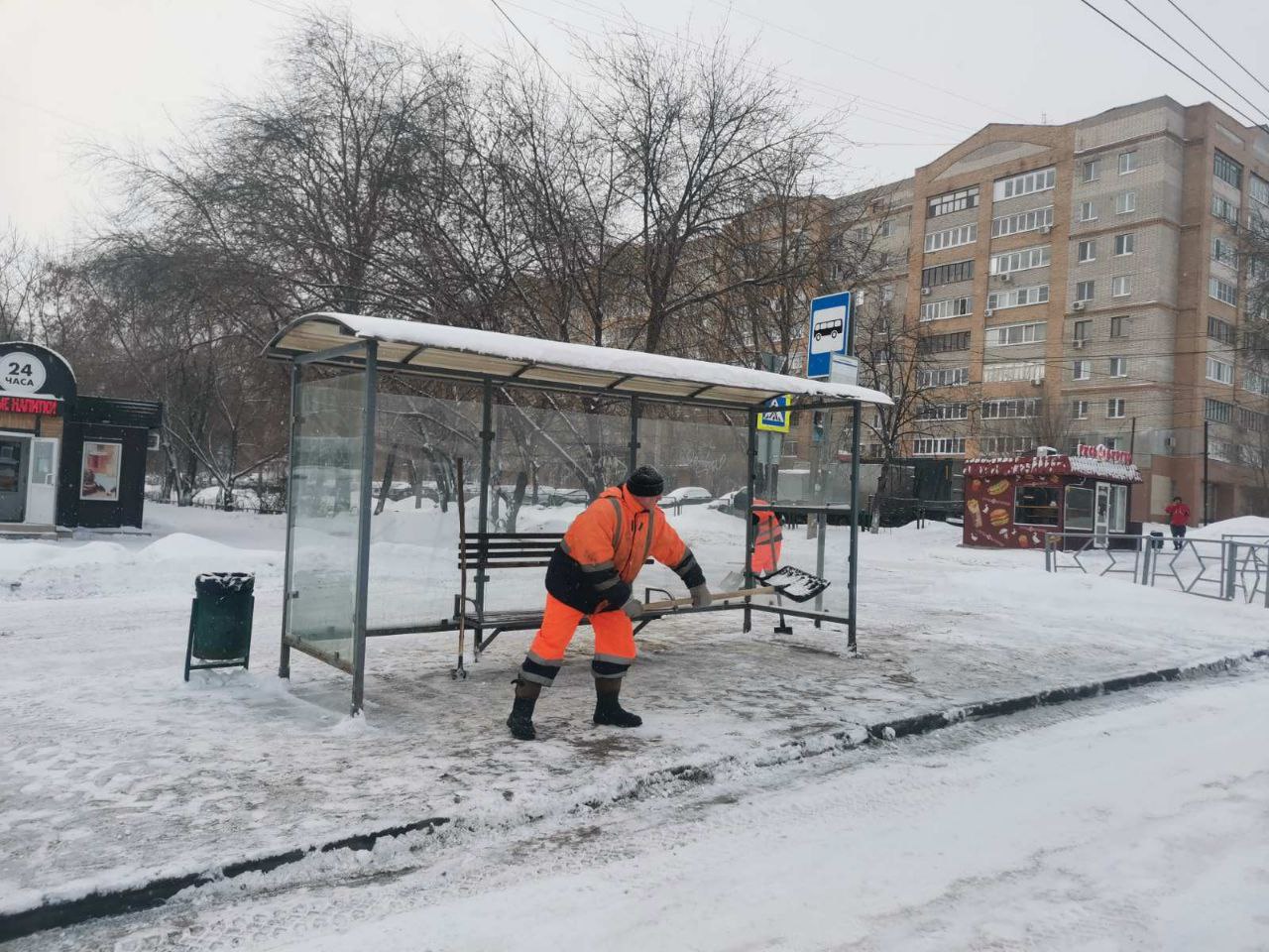 В Советском районе продолжаются работы по содержанию территорий в зимний период Очистка остановок общественного транспорта по...