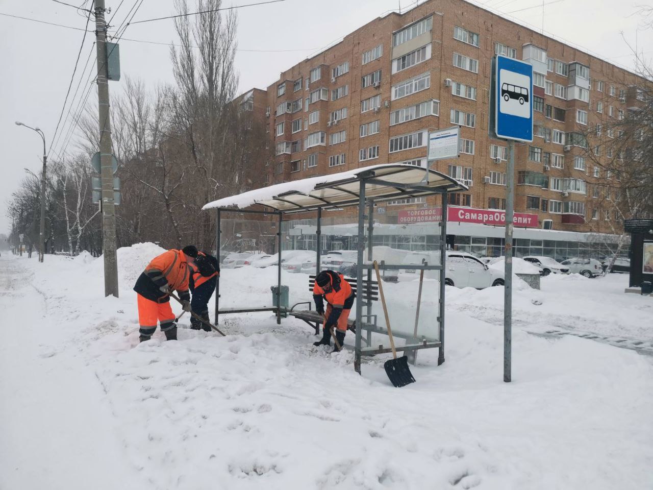 В Советском районе продолжаются работы по содержанию территорий в зимний период Очистка остановок общественного транспорта по...