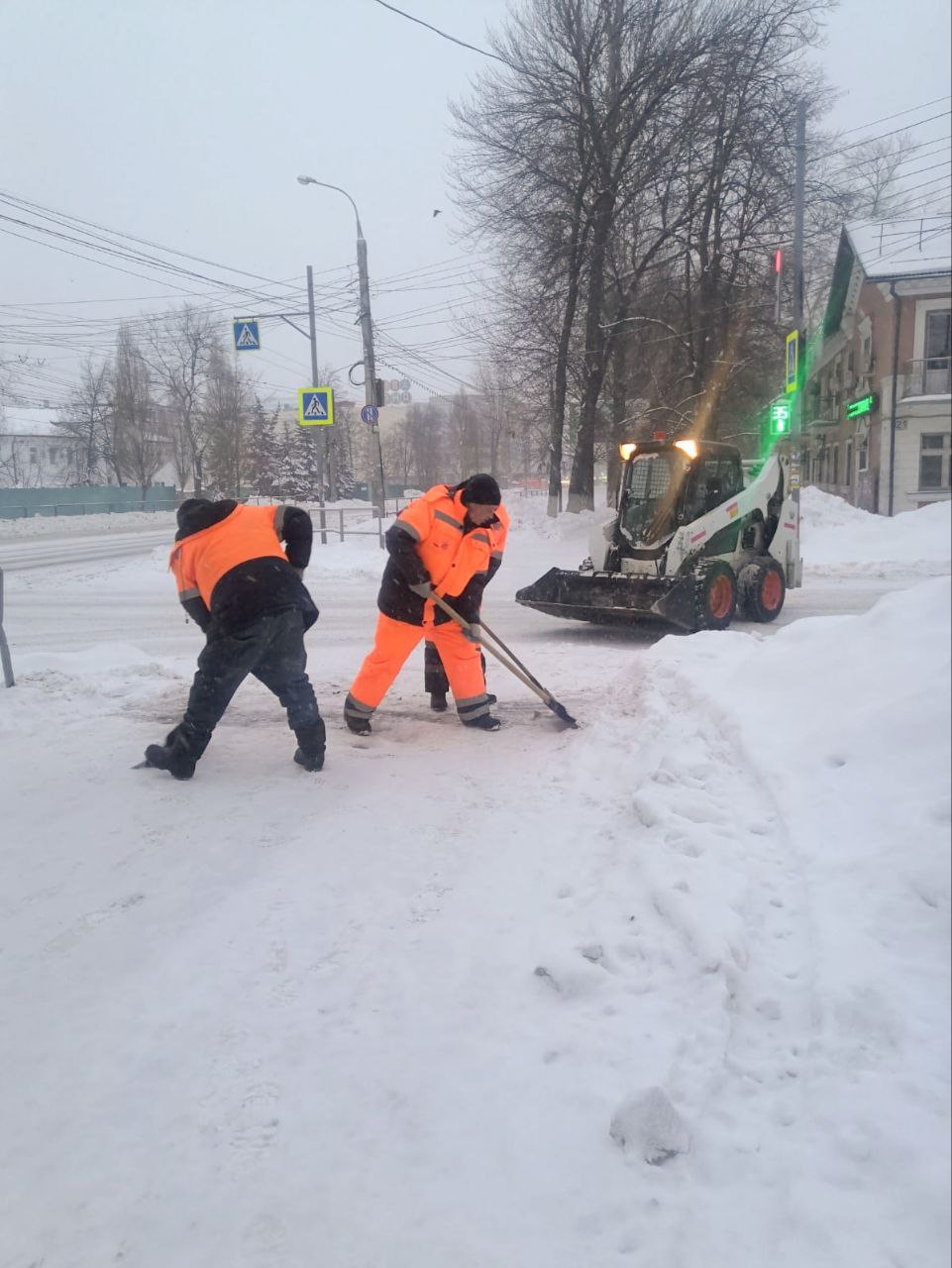 В Советском районе продолжаются работы по содержанию территорий в зимний период Очистка остановок общественного транспорта по...